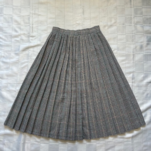 Simply Manakin Vintage Mid Length Houndstooth Print Pleated Skirt - Picture 12 of 12